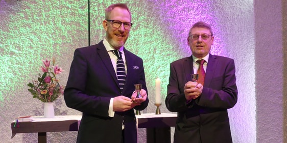 Die Gemeindepfarrer Sebastian Schultz (l.) und Rainer Gremmels mit einigen Exemplaren der neuen Abendmahlskelche informierten die Gemeindeglieder über personelle Veränderungen und über für dieses Jahr geplante Veranstaltungen. (Foto: Ingrid Weiland)