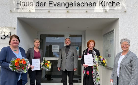 Superintendent Dr. Christof Grote freut sich mit einem sehr kompetenten Team - mit Jutta Tripp, Andrea Bäcker, Monika Triffo und Kerstin Rentrop (v.r.n.l.) – das wichtige Kirchengesetz zum Schutz vor sexualisierter Gewalt im heimischen Kirchenkreis weiter umsetzen zu können (Foto: EKKLP)