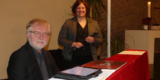 Christine Schaumann und Reinhard Derdak gestalteten den Taizé-Gottesdienst musikalisch. (Foto: Ingrid Weiland)