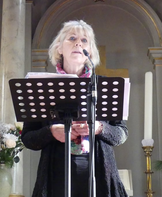 Kirchmeisterin Iris Espelöer dankte für alle eingegangenen Spenden, mit deren Hilfe unter anderem die Jugendtage im Gemeindezentrum der Erlöserkirche umgestaltet werden konnte. (Foto: Ingrid Weiland)