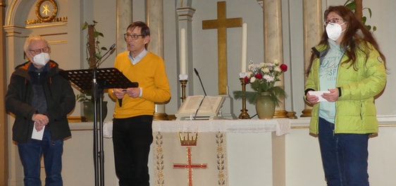 Gustav Viol (l.), Klaus-Ulrich Rüping und Petra Baumgart sowie der nicht anwesende Jörg Plege haben sich besonders stark für die Arbeit des Fördervereins „miteinander“ engagiert und konnten deswegen viele Dankesworte entgegennehmen. (Foto: Ingrid Weiland)