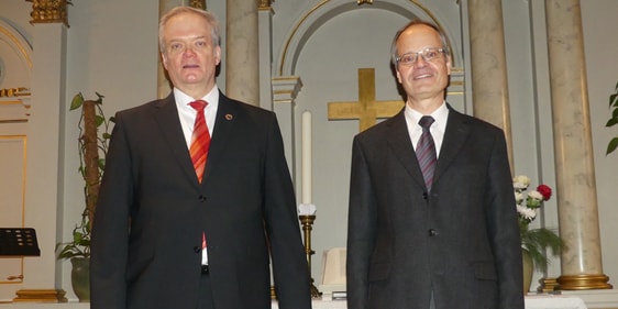 Die Gemeindepfarrer Holger Reinhardt (l.) und Jürgen Jerosch leiteten den Neujahrsempfang der Versöhnungskirchengemeinde in der Erlöserkirche. (Foto: Ingrid Weiland)