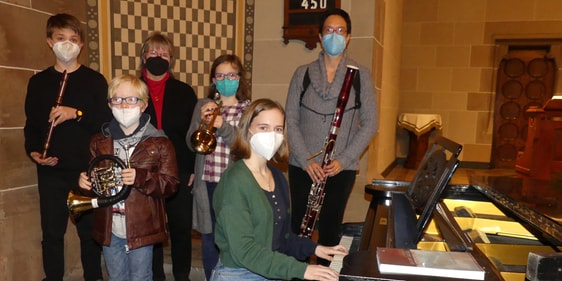 Schülerinnen und Schüler Musikschule Lüdenscheid machten mit ihrer Musik den Alltag heller: Luke Groll (Altblockflöte, v.l.n.r.), Philipp Wamser (Horn), Musiklehrerin Astrid Höller-Hewitt (Flügel und Organisation), Theda Gerdes (Trompete), Carlotta Gerdes (Klavier) und Musiklehrern Véronique Kämper (Fagott). (Foto: Ingrid Weiland)