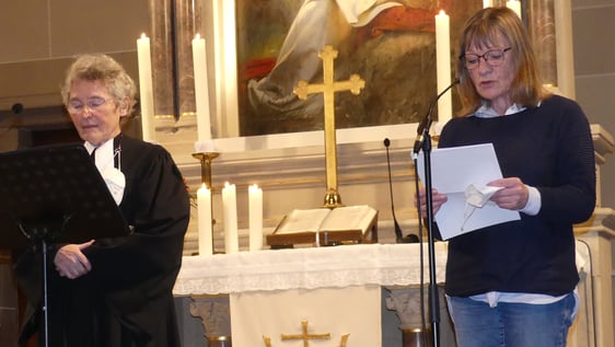 Der erste diesjährige Monatsschlussgottesdienst wurde von Pfarrerin Bärbl Wilde (l.) und der langjährigen früheren Leiterin des Kinderartens in der Nordstraße, Birgit Gehlen, geleitet. (Foto: Ingrid Weiland)
