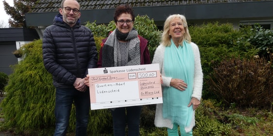 Die Vorsitzende und der Kassenwart der Evangelischen Allianz Lüdenscheid, Irmtraut Huneke (r.) und Uwe Reininghaus, überreichten am Donnerstag einen Scheck über 500 Euro an Ute Gall (m.) für die Quartiersarbeit des Arche-Care-Haus. (Foto: Ingrid Weiland)