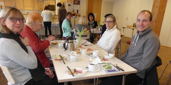 Rund 25 Gäste waren beim ersten diesjährigen Frauenfrühstück der Ev. Kirchengemeinde Oberrahmede. Ihnen allen sowie Pfarrer Siol (r.), der alle herzlich willkommen hieß, war die Freude über das Treffen deutlich abzuspüren. (Foto: Ingrid Weiland)