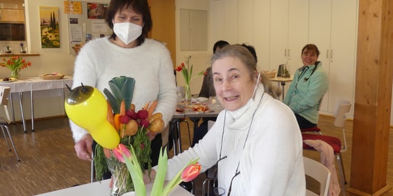Im Namen aller dankt Christiane Schweitzer (l.) der Referentin, Dr. Ursula Altun, mit einem originellen, unter anderem aus Möhren und Kartoffeln bestehenden Strauß. (Foto: Ingrid Weiland)