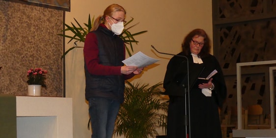 Mit einer Spielszene brachten Gemeindepfarrerin Ramona Winkler-Rudzio und ihr Sohn Frederik Klagen vor Gott, die in dieser Zeit in unterschiedlichen Kontexten vorkommen. (Foto: Ingrid Weiland)