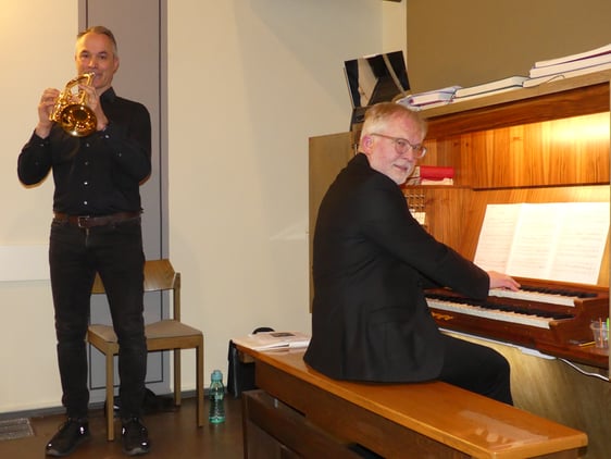 Benedikt Fuchs (Trompete) und Reinhard Derdak (Orgel) boten ein eindrucksvolles Zusammenspiel. (Foto: Ingrid Weiland)