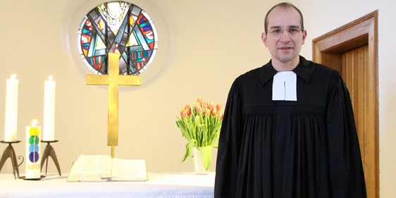 Im Rahmen seiner Bewerbung für die 1. Pfarrstelle der pfarramtlich verbundenen Pfarrstelle der Kirchengemeinden Hülscheid-Heedfeld, Rahmede und Oberrahmede hielt der Schalksmühler Michael Siol am Sonntag in der Hülscheider Kirche seine Probepredigt. (Foto: Jakob Salzmann)
