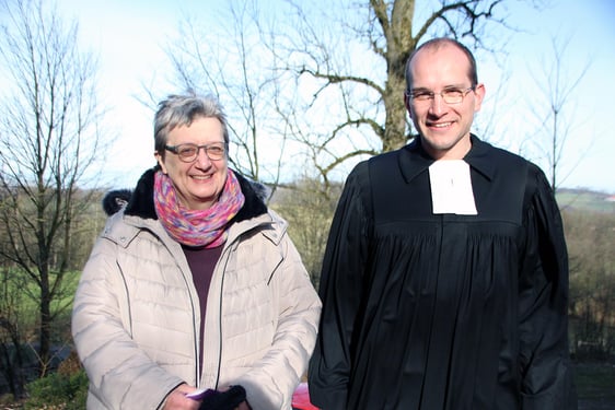 Als Gottesdienstbesucherin nahm Pfarrerin im Ruhestand Doris Korte - im Bild mit Pfarrer Michael Siol - an dem "nicht ganz alltäglichen" Gottesdienst teil. (Foto: Jakob Salzmann)
