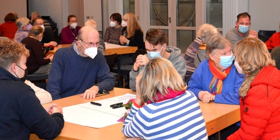 Rund 80 Männer und Frauen aller Altersgruppen beteiligten sich an der Veranstaltung im Gemeindezentrum Lösenbach. (Foto: Wolfgang Teipel)