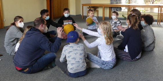 Die Mitarbeitenden des Kindergottesdiensttages dachte sich spannende Spiele rund um die Arche Noah aus. (Foto: Ingrid Weiland)