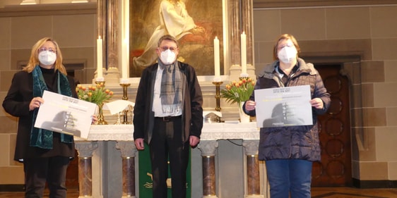 Pfarrer Rainer Gremmels, Leiter des Trägerkreises der „Gemeindetage unter dem Wort“, und Ute Leitner (l.) und Gerta Bappert mit den von jetzt an aushängenden Plakaten für die Gemeindetage 2022. (Foto: Ingrid Weiland)