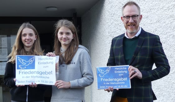 Herzliche Einladung zum Friedensgebet in der Markuskirche Lüdenscheid – die Idee für das Gebet und das Einladungsplakat entstand in kürzester Zeit. (Foto: Ingrid Weiland)