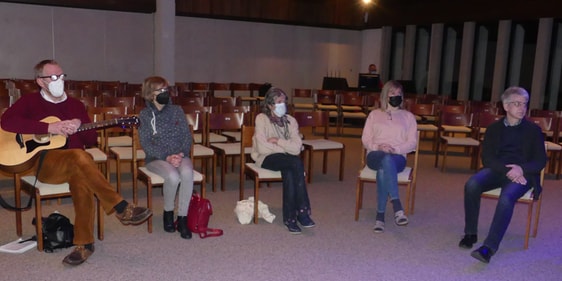 Alle Anwesenden waren eingeladen in Kleingruppen für den Frieden in Familien, Gemeinden, in der Stadt und in Europa zu beten. (Foto: Ingrid Weiland)