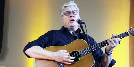 Auf der Gitarre und am Piano war sich der christliche Sänger Christian Löer bei seinem Konzert in der Werdohler Friedenskirche sein eigener Begleiter. (Foto: Jakob Salzmann)