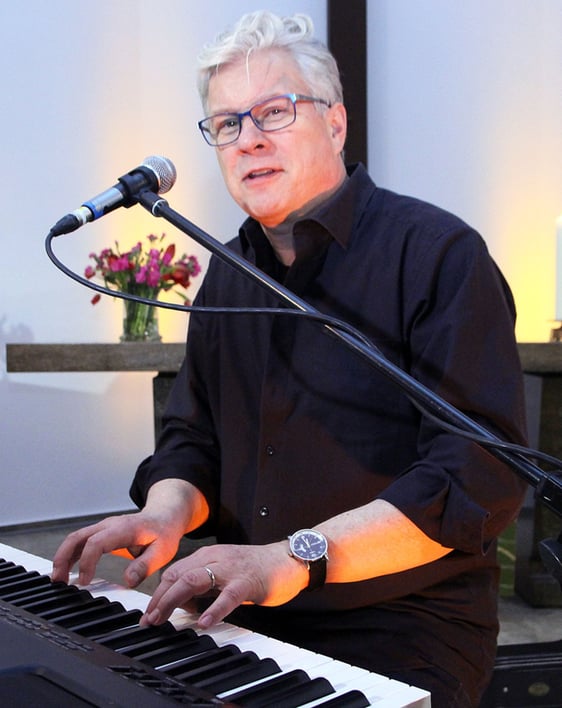 Auf der Gitarre und am Piano war sich der christliche Sänger Christian Löer bei seinem Konzert in der Werdohler Friedenskirche sein eigener Begleiter. (Foto: Jakob Salzmann)