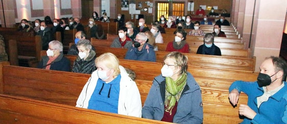 Auf Abstand und mit Maske erlebten die Zuhörer in der Werdohler Friedenskirche ein beeindruckendes Konzert. (Foto: Jakob Salzmann)