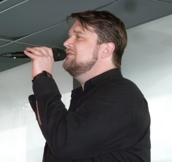 Den musikalischen Teil des zweiten Abends übernimmt Björn Bergs (Living Gospel Schalksmühle und Creative Kirche Witten), der durch zahlreiche Solo-Auftritte in Lüdenscheid bekannt wurde. (Foto: Ingrid Weiland)