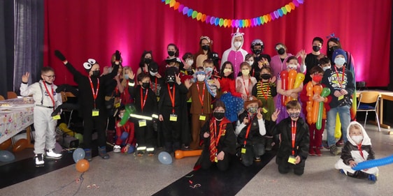 33 Jungen und Mädchen waren in bunten Verkleidungen zum Kinderaktionstag des CVJM Lüdenscheid-West angerückt. (Foto: Ingrid Weiland)