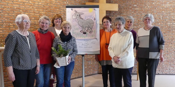 Der Vorbereitungskreis mit Pfarrerin Bärbel Wilde (2.v.l.) und Renate Hofheinz (ganz r.) – mit dem Bild eines Esels – , ließ sich interessante „Eseleien“ einfallen. (Foto: Ingrid Weiland)