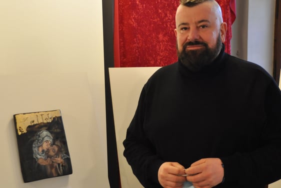 Der Künstler selbst war nicht nur bei der nachmittäglichen offiziellen Eröffnung seiner Ausstellung anwesend sondern auch im Gottesdienst am Vormittag. (Foto: Karl-Herrmann Ernst)