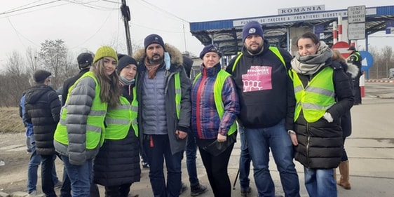 Mitarbeitende des CVJM Rumänien empfangen Flüchtlinge aus der Ukraine an der Grenze. (Foto: CVJM)