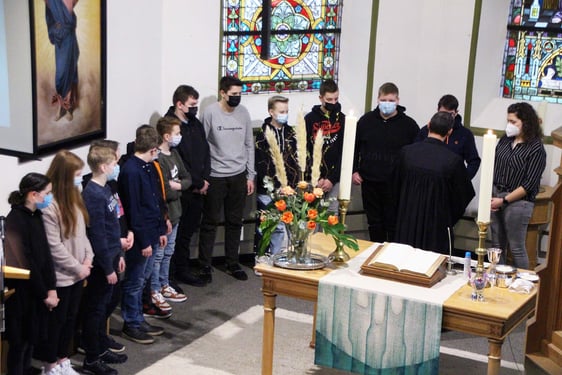 Die Konfirmanden aus der Evangelischen Kirchengemeinde Schalksmühle-Dahlerbrück feierten am Sonntag in der Erlöserkirche ihr erstes Abendmahl. (Foto: Jakob Salzmann)