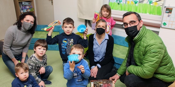 Pfarrer Torsten Beckmann und Presbyterin Julia Pütz (2.v.r.) machten den Kindern mit Förmchen für die neue Matschküche eine Freude. Mit den Kindern freute sich Einrichtungsleiterin Kristina Brüdigam (l.). (Foto: Jakob Salzmann)
