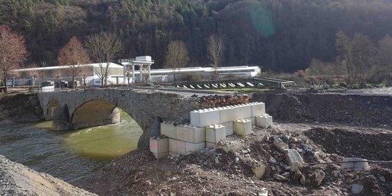 Die alte Brücke des kleinen Ortes wurde in der Flutnacht zerstört. Dahinter ist die provisorische Bundeswehrbrücke zu sehen. (Foto: Julia Pütz)