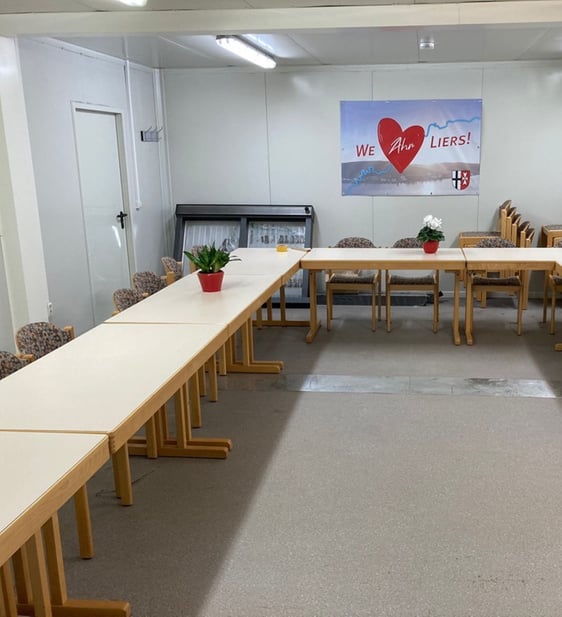 Blick in den Container mit den Möbeln aus Schalksmühle, wo wieder Gemeinschaftsleben stattfinden soll. (Foto: Julia Pütz)
