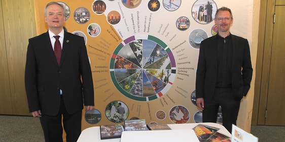 Pfarrer Holger Reinhardt und Pfarrer Stephan Zeipelt eröffneten die Ausstellung. (Foto: Björn Othlinghaus)
