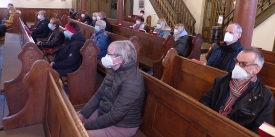 Zum Gebet für den Frieden hatten sich am Montagabend wiederum etliche Gläubige in den hiesigen Kirchen eingefunden. Unser Bild entstand in der Servatiuskirche. (Foto: Rainer Crummenerl)