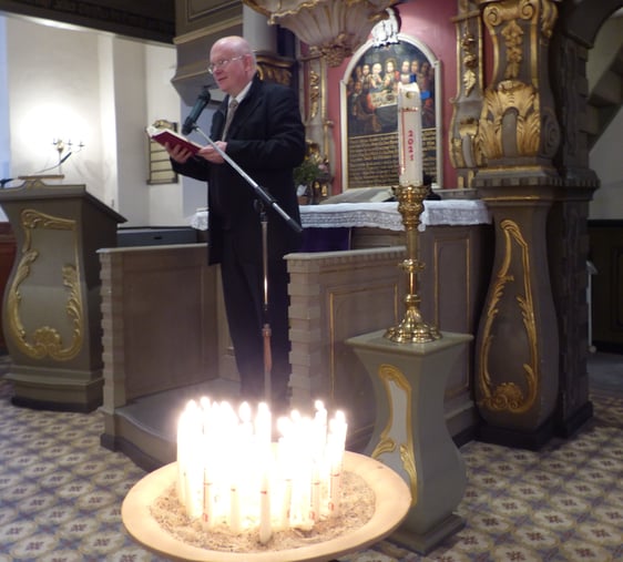 Brennende Kerzen galten in der Servatiuskriche als Symbol für die Verbundenheit mit Menschen in der Ukraine. Pfarrer Martin Spindler machte Mut, auf die Kraft des Gebets zu vertrauen. (Foto: Rainer Crummenerl)