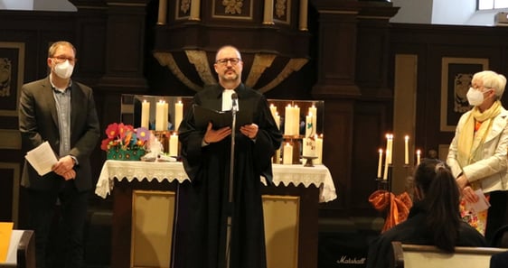 Die offizielle Einführung mit der Übergabe der Urkunde, die Michael Siol mit dem Pfarramt beauftragte und gleichzeitig seinen Probedienst beendete, war Aufgabe von Superintendent Christof Grote. (Foto: Bettina Görlitzer)