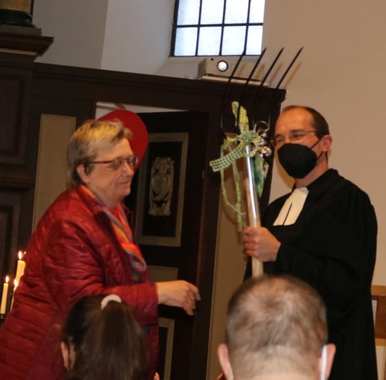 Doris Korte, vor einem Jahr als Pfarrerin in Hülscheid-Heedfeld in den Ruhestand verabschiedet, machte aus ihrer Begeisterung über die Einführung ihres Nachfolgers keinen Hehl. (Foto: Bettina Görlitzer)