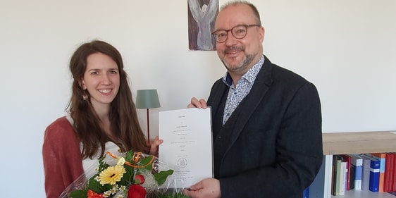 Katjana Pogorzelski wurde von Superintendent Dr. Christof Grote in den Pfarrdienst auf Probe berufen (Foto: EKKLP)