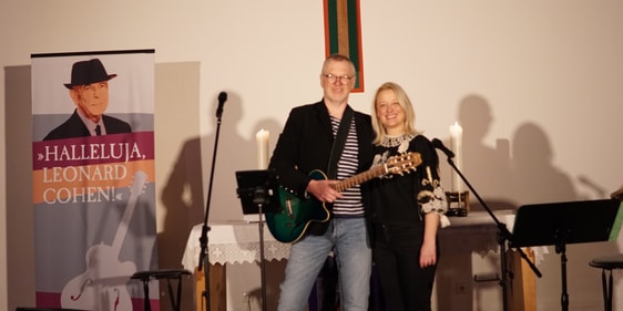 Leonhard Cohen, der 2016 verstorbene Künstler und der "mit tiefem Respekt Gott lobte" erwachte durch das Duo Stine & Stone in der Ev. Kirche Grevenbrück zu neuem Leben. (Foto: Claudia Bambach)