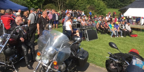 Aufgrund des bunten Programms, verbunden mit der Anfahrt durchs schöne Sauerland, kommen seit nun 19 Jahren zahlreiche Biker aus ganz Westfalen und dem Ruhrgebiet zum Motorrad-Gottesdienst in den heimischen Kirchenkreis. Hier Impressionen aus 2018 (Foto: EKKLP)