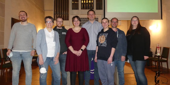 Vorstand des CVJM Brügge – in der Mitte (4.v.l.) die wiedergewählte 1. Vorsitzende Andrea Victoria Hill. (Foto: Ingrid Weiland)