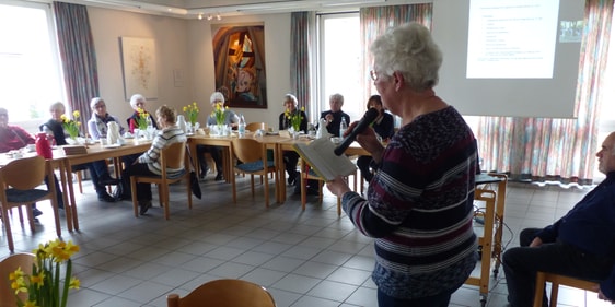 Mit einer kurzen biblischen Betrachtung eröffnete Vorsitzende Brigitte Potthoff die Jahreshauptversammlung der Rönsahler Frauenhilfe. (Foto: Rainer Crummenerl)