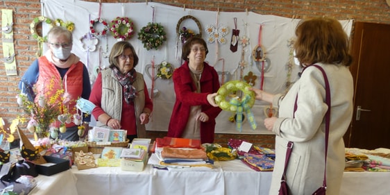 Beim Oster- und Frühlingsbasar im Gemeindezentrum der Christuskirche wurden 1000 Euro eingenommen. Diesen Erlös will er je zur Hälfte – also jeweils 500 Euro – für die Lüdenscheider Tafel und für die Mitfinanzierung der Gemeindetage unter dem Wort zur Verfügung stellen. (Foto: Ingrid Weiland)