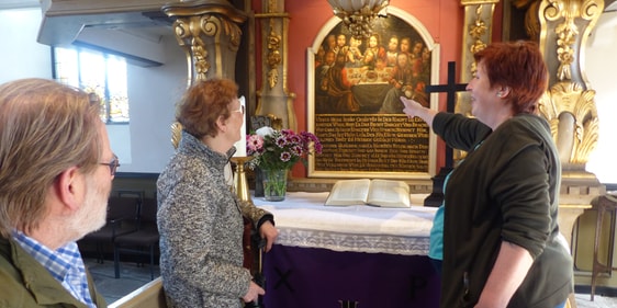 Zur ersten – und je nach Nachfrage – mehrmals jährlich geplanten Führungen durch die Servatiuskirche und Vorstellung der dort vorhandenen kirchenhistorischen Kulturschätze hatte die Evangelische Kirchengemeinde Rönsahl in Person von Küsterin Regina Marcus (r.) jetzt in die Servatiuskirche eingeladen. (Foto: Rainer Crummenerl)