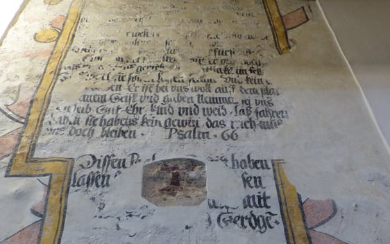 In früherer Zeit wurden honorige Bürger des Ortes im Chor der Kirche beerdigt. Hier das Teilstück einer steinernen Grabplatte mit dem Familienwappen der Pulverfabrikanten Cramer. (Foto: Rainer Crummenerl)