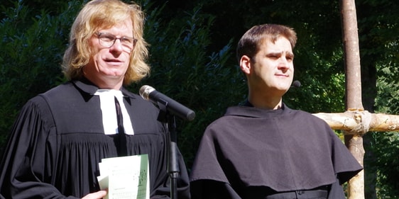 Das Ökumene-Forum Werdohl wird 10 Jahre alt - mit dazu gehören Menschen verschiedener Konfessionen, u.a. Pfarrer Dirk Grzegorek der Ev. Kirchengemeinde Werdohl (l.) und Pater Kamil der Kath. Kirchengemeinde. (Foto: Iris Kannenberg)