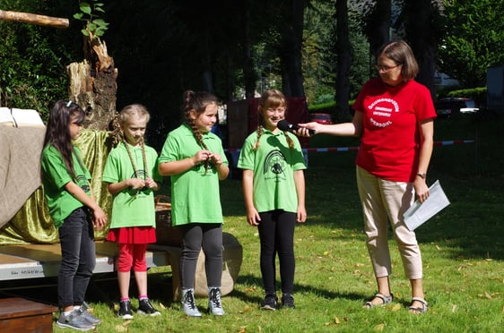 Britta Schwarze (Grundschule Werdohl) bringt sich mit Schülerinnen und Schülern im Gottesdienst auf den Lennewiesen ein. (Foto: Iris Kannenberg)