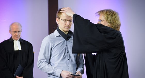 Andreas Hoenemann war sichtbar bewegt, besonders, als es darum ging, sich von seinem Mentor und treuen Wegbegleiter Pfarrer Dirk Grzegorek zu verabschieden. (Foto: Iris Kannenberg)