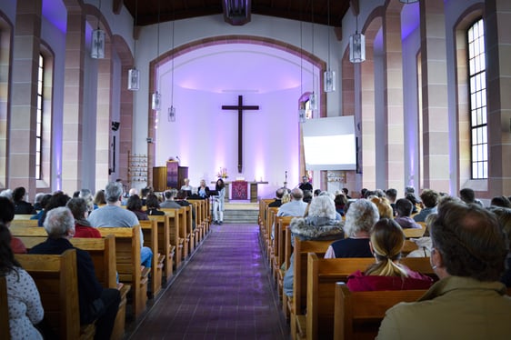 Die Friedenskirche Werdohl war zum Abschiedsgottesdienst gut gefüllt. (Foto: Iris Kannenberg)