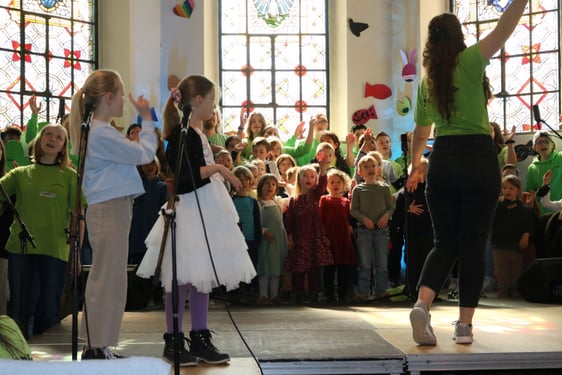 Einige Kinder trauten sich, als Gesangssolisten aufzutreten, begleitet vom Chor. (Foto: Bettina Görlitzer)